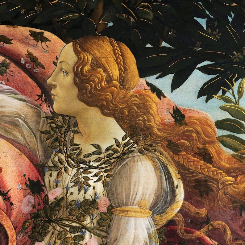 Op de afbeelding: Een schilderij van een vrouw met lang, golvend rood haar. Ze draagt een witte jurk met een groene krans van bladeren om haar nek. De achtergrond is een weelderig groen bos.