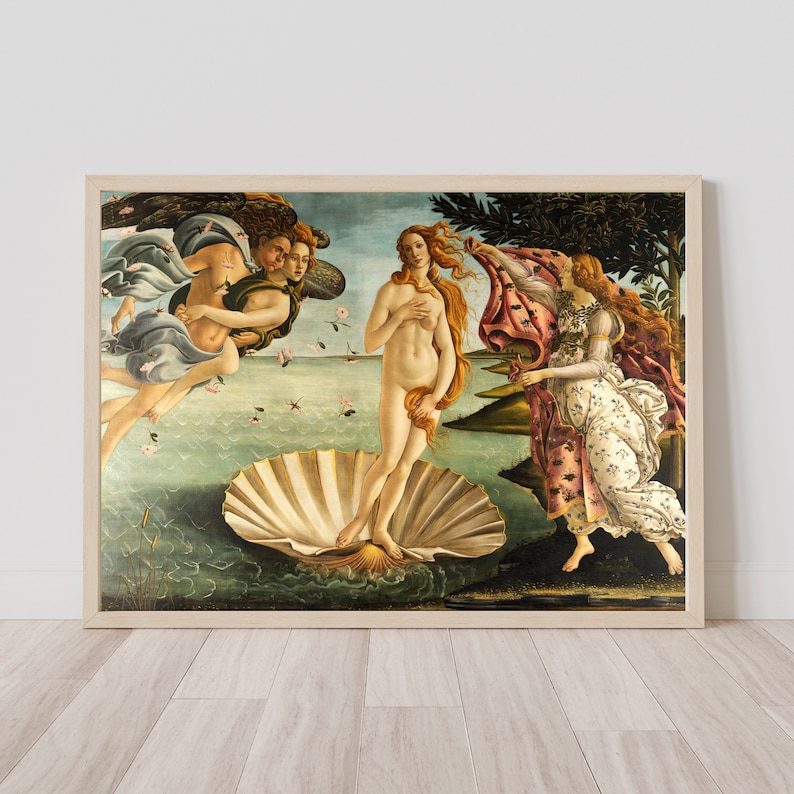 Op de afbeelding: Een schilderij dat de geboorte van Venus, een klassieke mythologische figuur, afbeeldt. Het schilderij toont een naakte vrouw die op een grote schelp staat, met twee figuren op de achtergrond. De vrouw heeft lang, golvend haar en houdt een bloem in haar hand. Het schilderij is geschilderd tegen een achtergrond van een blauwe lucht en een groen landschap.