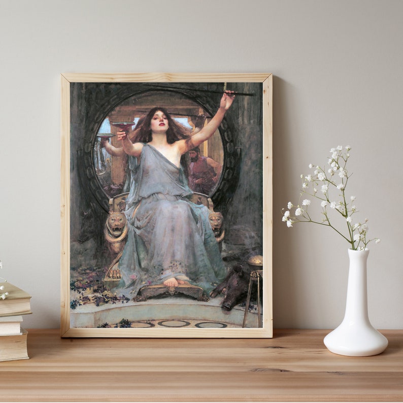 Puede incluir: Una pintura de una mujer con un vestido blanco fluido, sosteniendo una copa y una espada, sentada en un trono con un marco dorado. La mujer est&aacute; rodeada de un marco circular con un fondo oscuro.