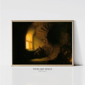 Pode incluir: Uma pintura vintage que retrata um homem sentado em um quarto fracamente iluminado com uma escada em espiral no fundo. O homem está vestindo uma túnica escura e está olhando para um livro. O quarto é iluminado por uma janela no lado esquerdo da pintura, lançando um brilho quente sobre o homem e a escada.