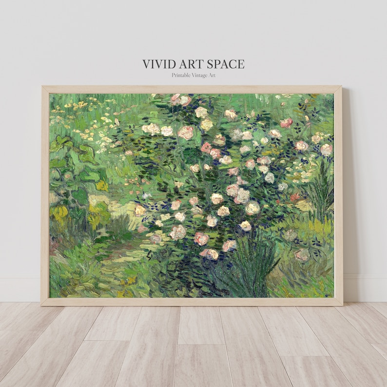 Puede incluir: Una impresi&oacute;n enmarcada de una escena de jard&iacute;n con un camino que atraviesa una exuberante vegetaci&oacute;n y rosas rosas y blancas en flor. La obra de arte es de estilo vintage, con el texto "VIVID ART SPACE Printable Vintage Art" en la parte superior.