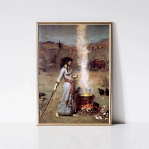 Op de afbeelding: Een schilderij van een vrouw in een witte jurk die voor een ketel staat, met witte, draaiende rook die eruit opstijgt. Ze houdt een staf in haar rechterhand en een klein voorwerp in haar linker. Er zijn kraaien te zien op de achtergrond.