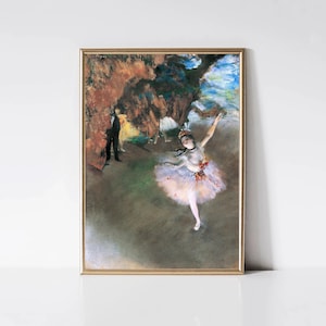 Può includere: Un dipinto di una ballerina in un tutù bianco con accenti rosa e rossi, che balla su un palcoscenico. Lo sfondo è un'immagine sfocata di un teatro con uno sfondo blu e verde.