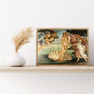 Op de afbeelding: Een schilderij dat de geboorte van Venus afbeeldt, een beroemd kunstwerk uit de Renaissance. Het schilderij toont een naakte vrouw die op een gigantische schelp staat, met twee gevleugelde figuren op de achtergrond. De vrouw wordt omringd door een zee van blauw en groen water, met een weelderig landschap in de verte.