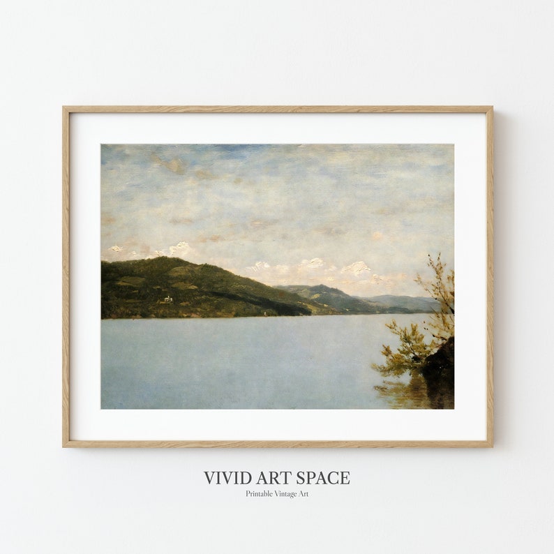 Pu&ograve; includere: Un dipinto di paesaggio vintage che rappresenta un lago con una catena montuosa sullo sfondo. Il cielo &egrave; di un azzurro chiaro con nuvole bianche. Il lago &egrave; di un azzurro chiaro con un albero verde sul lato destro dell'immagine.