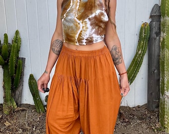 Top corto halter con estampado tie-dye en tonos tierra – Rayón ligero, ideal para festivales y fiestas de verano.