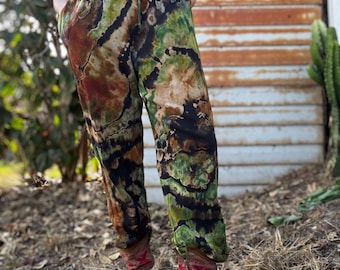 Pantalones deportivos unisex Medium Icedye Reverse Geode Tie-ye Jogger con estampado tie-dye, ropa deportiva para estar en casa, color negro, verde y tierra.