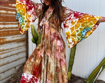 Jordnära regnbågsmandala tie-dye pixie-set: omlotttopp och kjol – Boho festivalkläder