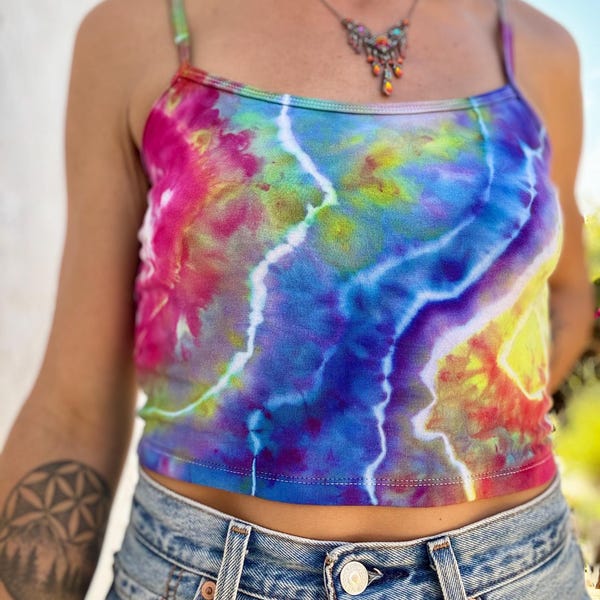 Regata curta tie-dye pequena: Geode neon, gola quadrada, costas decotadas
