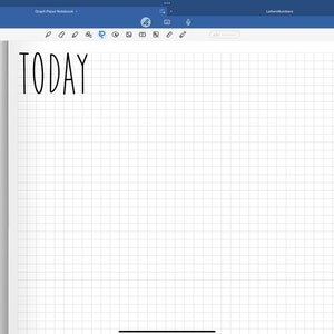 Puede incluir: Un cuaderno blanco en blanco con cuadr&iacute;cula con la palabra "TODAY" escrita en la parte superior de la p&aacute;gina. El cuaderno tiene un patr&oacute;n de cuadr&iacute;cula azul y una l&iacute;nea negra en la parte inferior de la p&aacute;gina.