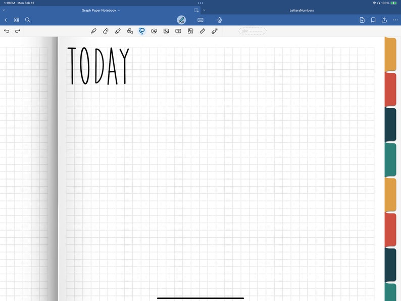 Puede incluir: Un cuaderno blanco en blanco con cuadr&iacute;cula con la palabra "TODAY" escrita en la parte superior de la p&aacute;gina. El cuaderno tiene un patr&oacute;n de cuadr&iacute;cula azul y una l&iacute;nea negra en la parte inferior de la p&aacute;gina.