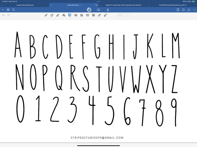 Puede incluir: Un alfabeto y n&uacute;meros escritos a mano en tinta negra sobre un fondo blanco. Las letras son simples y redondeadas, con un estilo informal y dibujado a mano.