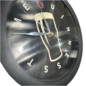 Guinness Time Beer Wall Clock Pint Glass Graphic Breweriana Collectible Irish afbeelding 3