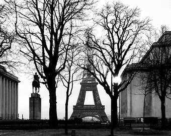 Fotografía en blanco y negro de la Torre Eiffel, arte mural emblemático de París