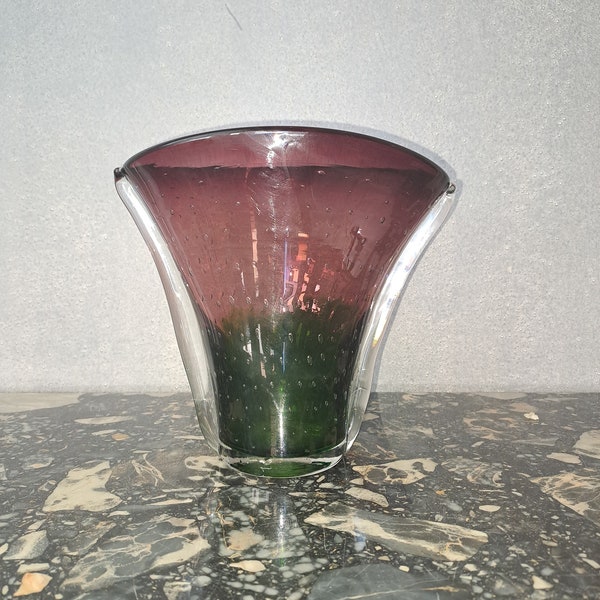Vase verre art moulé pressé couleur ose fraise et vert bulles contrôlées Bohème campagne chic 1960