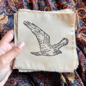Patch de algodão estampado à mão Hawk | amante da natureza com impressão em bloco de ferro em remendo para jaqueta | acessórios punk | quadrado de quilting de pássaros