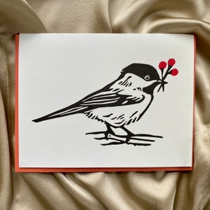 Tarjeta navideña impresa en tipografía con un pájaro carbonero con bayas / Juego de tarjetas navideñas hechas a mano con grabado en linóleo original