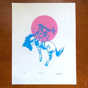 Stampa a blocchi in edizione limitata &quot;Trans Flag Cowboy&quot; // arte western rosa e blu // linoleografia originale stampata a mano / regalo di Natale per le vacanze con orgoglio queer
