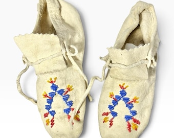 Vintage Handmade Native American Blue Red Beaded White Hide Moccasins Size 8.5