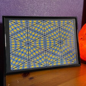 Impression A4 psychédélique encadrée, motif géométrique à damier hexagonal en édition limitée dans cadre Art mural trippy illusion 3D, décoration de fête