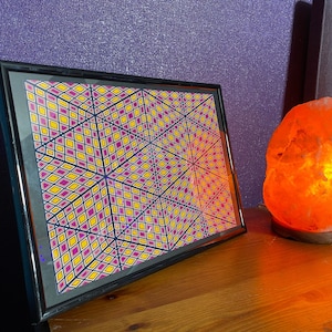 Impression A4 psychédélique encadrée, motif géométrique à damier hexagonal en édition limitée dans cadre Art mural trippy illusion 3D, décoration de fête