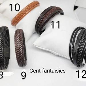 Op de afbeelding: Een collectie leren armbanden in diverse stijlen en kleuren. De armbanden omvatten gevlochten en meerstrengs ontwerpen in zwart, bruin en beige. De afbeelding bevat ook de tekst "Cent fantaisies".