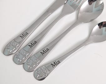 Children's cutlery customizable with laser engraving of your choice of name, initials, in stainless steel. For baptisms, birthdays, births, Christmas.