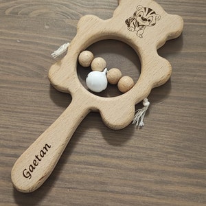 Hochet bébé en bois personnalisé, hochet musical, idée cadeau naissance,coffret naissance personnalisé prénom, cadeau baptême., Pâques image 6