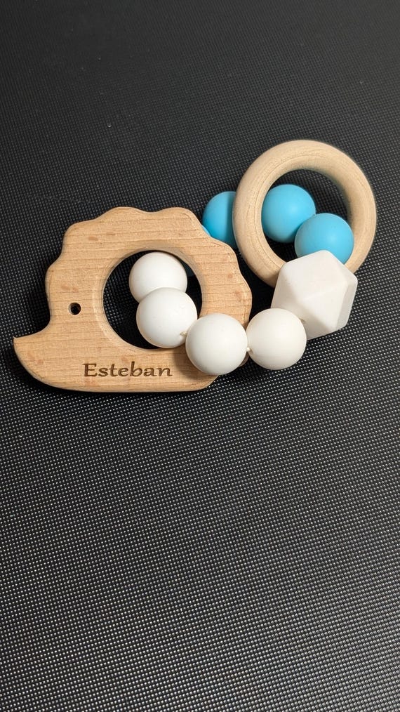 Hochet bébé en bois personnalisé, hochet musical, idée cadeau naissance,coffret naissance personnalisé prénom, cadeau baptême, Paques, Noël.