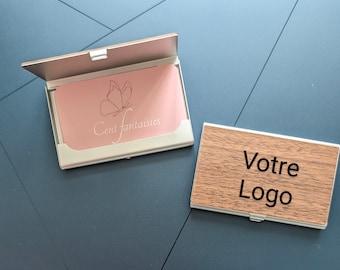 Personalisiertes Visitenkartenetui aus Holz, Visitenkartenetui mit eingraviertem Logo, Initialen und Vornamen.