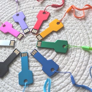 Clés USB personnalisées en métal colorée gravure texte et dessin  au choix 16 GB ou 32 GB