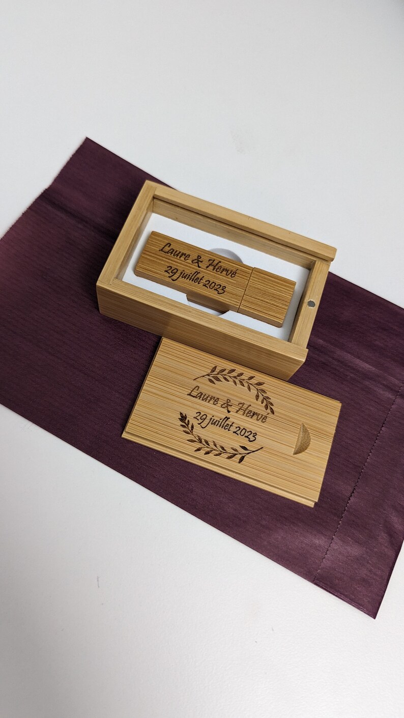 Gepersonaliseerde USB-stick in gegraveerde houten doos, huwelijksgeschenk, 16 GB, 32 GB, 64 GB; gepersonaliseerde geschenkdoos met ornament, cadeau voor fotograaf, gravure 2. Clair