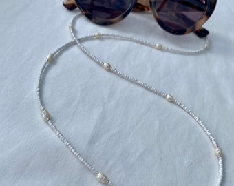White and silver sunglasses & mask chain with pearls