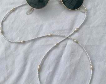 White and gold sunglasses & mask chain with pearls