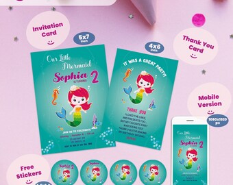 Puede incluir: Conjunto de invitación y tarjeta de agradecimiento imprimibles con temática de sirena. La tarjeta de invitación presenta una sirena con cola de arcoíris y el texto "Nuestra pequeña sirena Sophia cumple 2 años". La tarjeta de agradecimiento presenta una sirena con el texto "¡Fue una gran fiesta! Gracias". El conjunto también incluye una versión móvil de la tarjeta de invitación y cuatro pegatinas redondas con el diseño de la sirena.