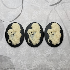 40x30mm Zombie Girl With Skull Cameos (3) - L1382