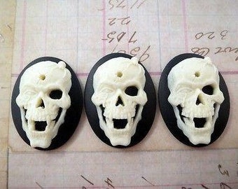 40x30mm Bullet Hole Skull Cameos (3) - L790-3