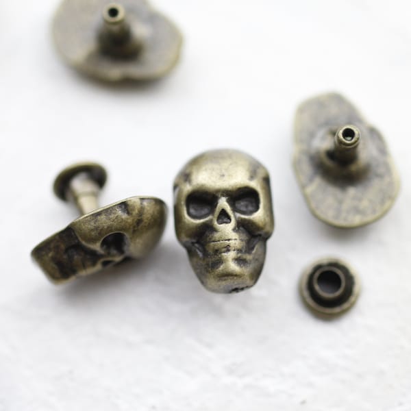 10 rivets tête de mort en bronze antique, breloques tête de mort, plaqué bronze, résultats de bijoux en Zamak, fourniture de bijoux en gros, ZM54 AB