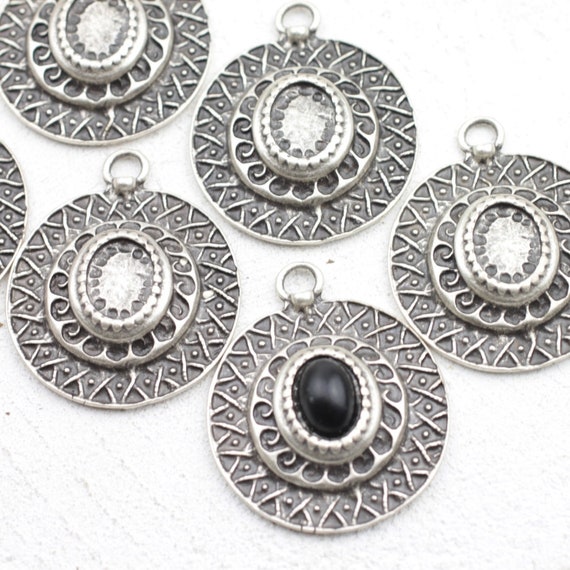 Pendentif Ethnique Ancien En Métal Argenté Travaillé Avec Pierres - Style Bohème - Occasion En Bon état