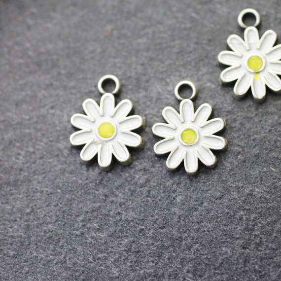 10 Enamel Daisy Charms, White Daisy Flower, Flower Charms, Daisy Pendant wholesale charms, zm1119 as