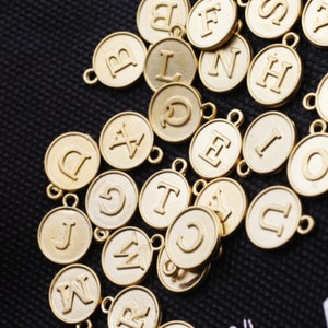 Colgante de letras del alfabeto, dijes de letras iniciales, chapado en oro de 24 k, dije de letra de etiqueta, venta al por mayor, suministros de joyería personalizados, ZM885 GO