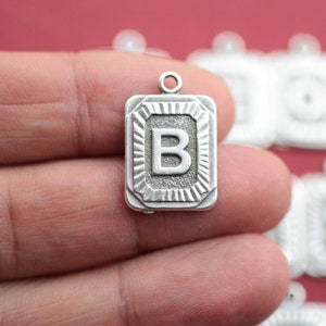 Colgante de letras del alfabeto, dijes de letras iniciales para mujeres y hombres, color plata antigua, letra, dije de letra con etiqueta inicial, venta al por mayor, ZM608 AS