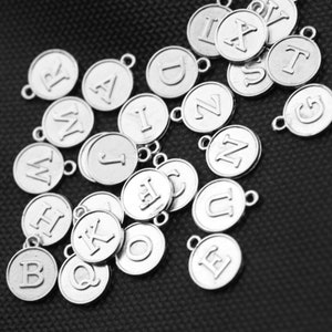 Colgante de letras del alfabeto, dijes de letras iniciales, chapado en rodio, dije de letra de etiqueta, venta al por mayor, suministros de joyería personalizados, ZM885 RH