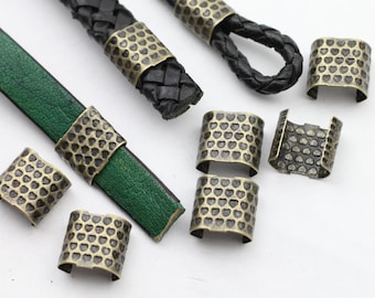 Könnte beinhalten: Antike goldfarbene Metall-Endkappen für Lederriemen. Die Kappen haben ein Herzmuster und sind als dekorativer Akzent für Armbänder, Halsketten oder andere Lederarbeiten gedacht.