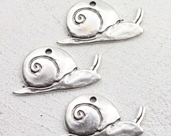 5 Sterling Silver Plated Snail Pendants, ZAMAK Charms, ZM694 AS