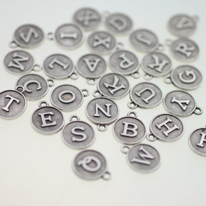 Colgante de letras del alfabeto, dijes de letras iniciales, plata antigua, dije de letra de etiqueta, venta al por mayor, suministros de joyería personalizados, ZM885 AS