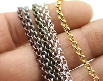 Peut inclure: Cinq styles de chaînes différents en or, argent et bronze. Les chaînes sont disposées en rangée sur une main.