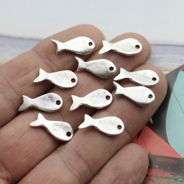 20 Fisch Charms, Sterling Versilbert, Fisch Charms zur Herstellung von Ohrringen, Anhänger Halsketten, Schlüsselanhänger, Armband Charms, Wholesale, ZM688 AS