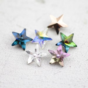 以下が含まれることがあります： 青、緑、ピンク、クリアなど、さまざまな色の星型のクリスタルラインストーン6個の詰め合わせです。