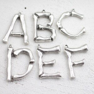 Colgante con letras del alfabeto, dijes con letras iniciales para mujeres y hombres, color plata antigua, letra, dije con letras iniciales, venta al por mayor, zm610 AS